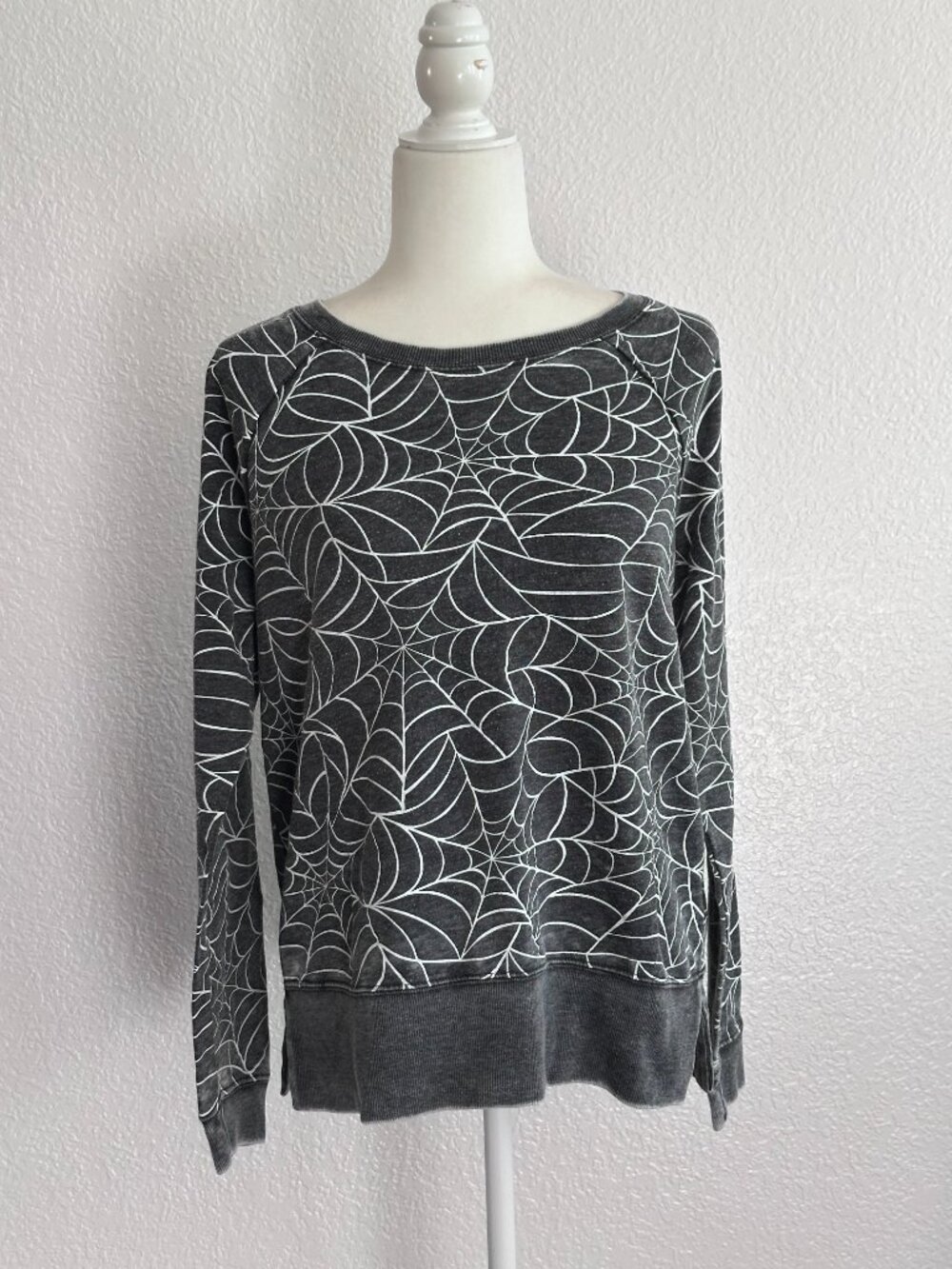 Grayson Threads Spider Web Sweatshirt Size Large Gray Graphic Halloween Cozy Pul - Picture 2 of 7